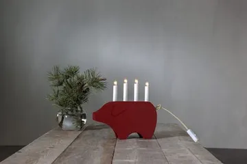 Gry Adventsljusstake Julgris 28.5 cm - Ljusstake i Trä för Advent - Mörkröd - Inredning - Julpynt & helgdekoration - Julpynt & juldekoration