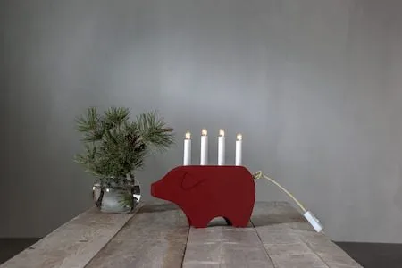 Gry Adventsljusstake Julgris 28.5 cm - Ljusstake i Trä för Advent - Mörkröd - Inredning - Julpynt & helgdekoration - Julpynt & juldekoration