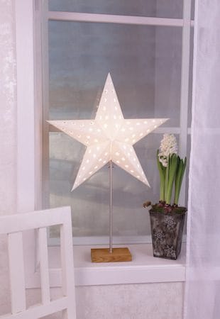 Leo Adventsstjärna på Fot med Skärm 43 cm i Plast med Träben - Vit - Inredning - Julpynt & helgdekoration - Julpynt & juldekoration