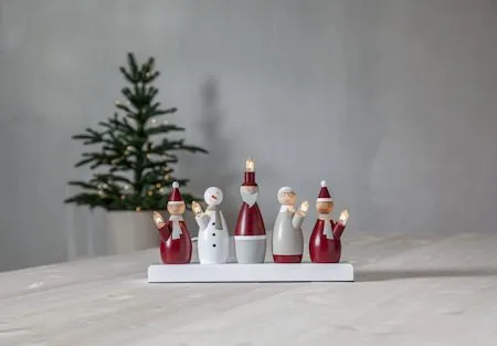 Tomtefamilj Adventsljusstake Luciatåg 33.5 cm - Ljusstake i Trä för Advent - Vinröd - Inredning - Julpynt & helgdekoration - Julpynt & juldekoration