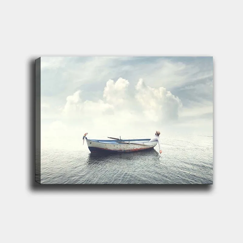 Canvastavla 70x100 cm - Ensam båt som flyter på stilla vatten under en ljus himmel med moln - Blå / Vit / Grå - Inredning - Tavlor & konst - Canvastavlor