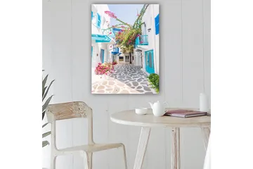 Canvastavla 70x100 cm - Pittoresk gränd med vita hus och färgglada blommor i en medelhavsmiljö - Blå / Rosa / Vit - Inredning - Tavlor & konst - Canvastavlor