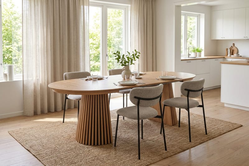 Peyra Rund Utdragbar Matgrupp 120-220 cm – Matbord med 4 Lucy Matstolar i Trä med Ekutseende - Natur|Greige - Möbler - Bord & matgrupper - Matgrupper
