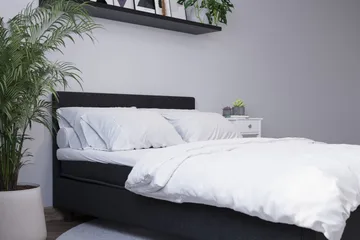 Billingen Komplett Sängpaket – Kontinentalsäng 180x200 cm i Tyg med Sänggavel + Bäddmadrass med Fasthetsgrad Medium - Svart - Möbler - Säng - Kontinentalsäng