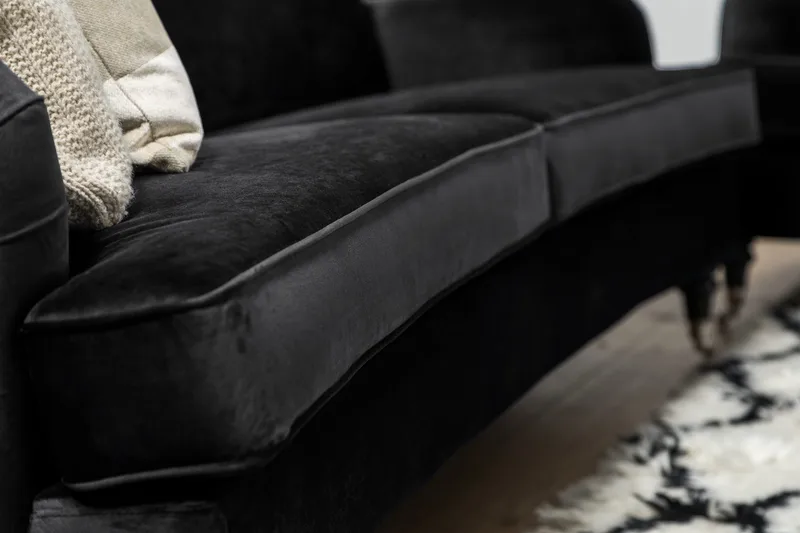Howard Classic 2-sits Svängd Sammetssoffa - Svart - Möbler - Soffa - Howardsoffor