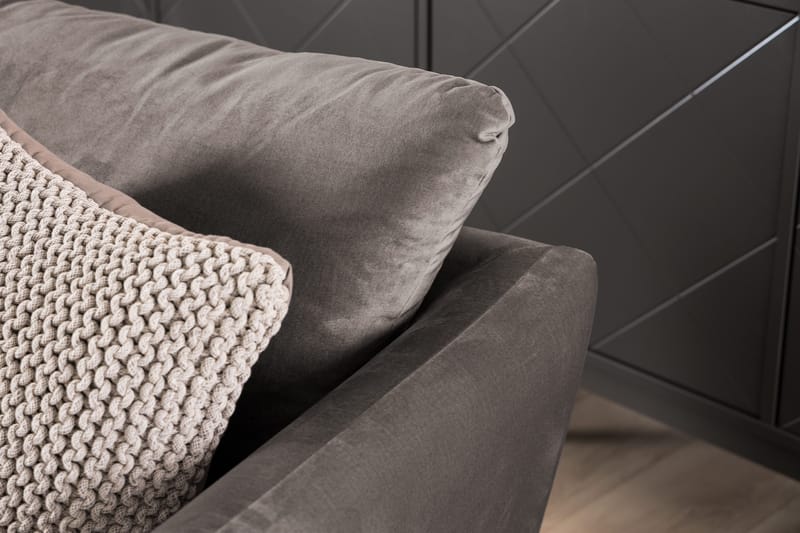 Trend 3-sits Rektangulär Sammetssoffa med Svängda Armstöd - Taupe - Möbler - Soffa - Sammetssoffa