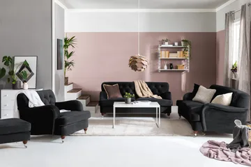 Howard Riviera Soffgrupp Svängd 3-sits + 2-sits Soffa + Fåtölj + Fotpall i Sammet - Svart - Möbler - Soffa - Soffgrupp - Soffgrupp 3 2 1