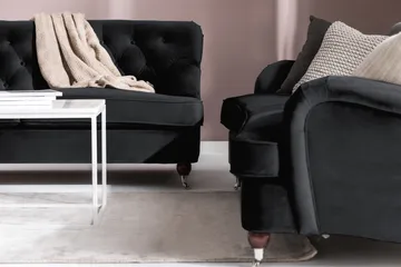 Howard Riviera Soffgrupp Svängd 3-sits + 2-sits Soffa + Fåtölj + Fotpall i Sammet - Svart - Möbler - Soffa - Soffgrupp - Soffgrupp 3 2 1