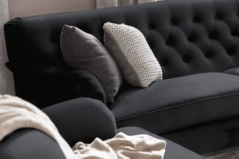 Howard Riviera Soffgrupp Svängd 3-sits + 2-sits Soffa + Fåtölj + Fotpall i Sammet - Svart - Möbler - Soffa - Soffgrupp - Soffgrupp 3 2 1