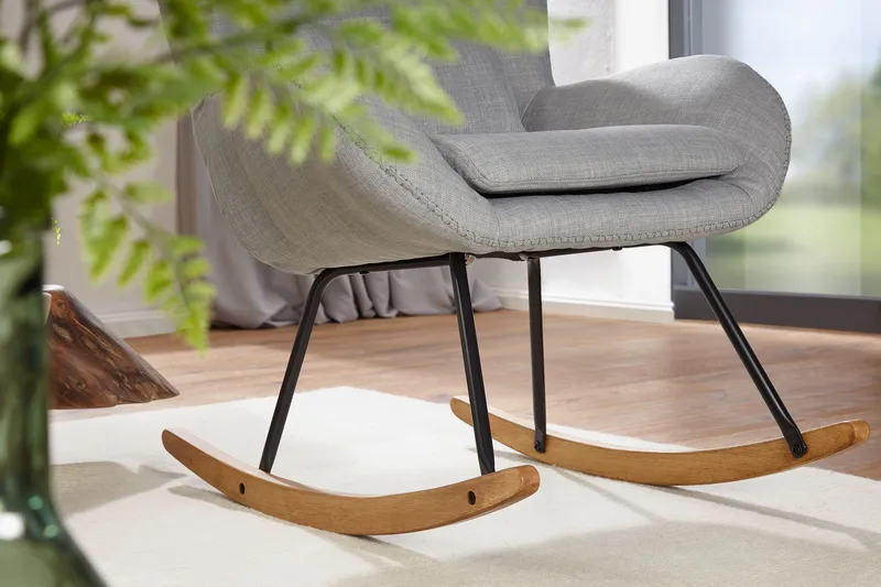 Norela Gungstol - ljusgrå med naturbrunt och svart underrede - Möbler - Stolar & fåtöljer - Gungstol