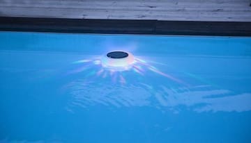 Pool light Solcellsdekoration 19 cm - vit med flerfärgat ljus - Trädgård & spabad - Utemiljö - Altan & terrass - Altanbelysning