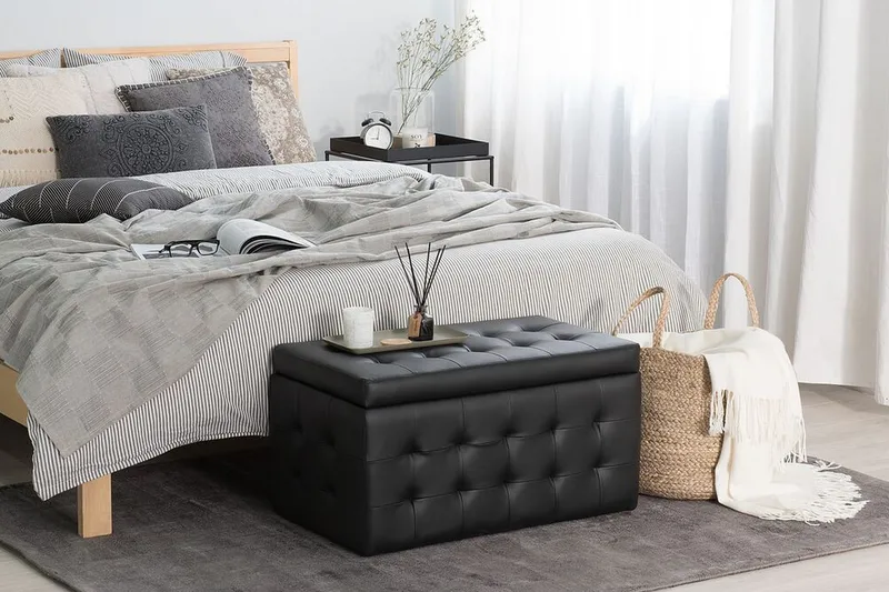 Michigan Dynbo| 42|72|40 cm - Svart - Möbler - Stolar & fåtöljer - Pall & puff - Fotpall - Chesterfield fotpall